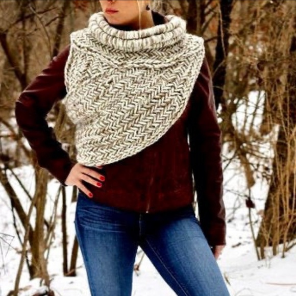 Katniss Everdeen “Catching Fire” grey knit hunting cowl in marble grey - Picture 7 of 8